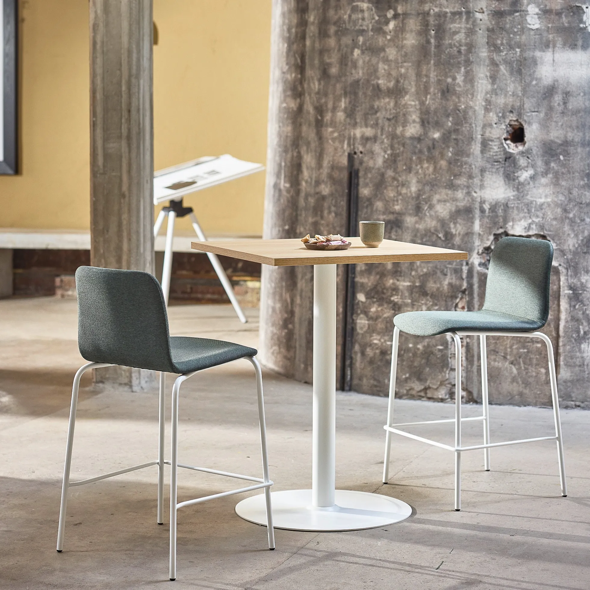 Baaripöytä VERTICUS 700x700x900 mm, tammi/valkoinen