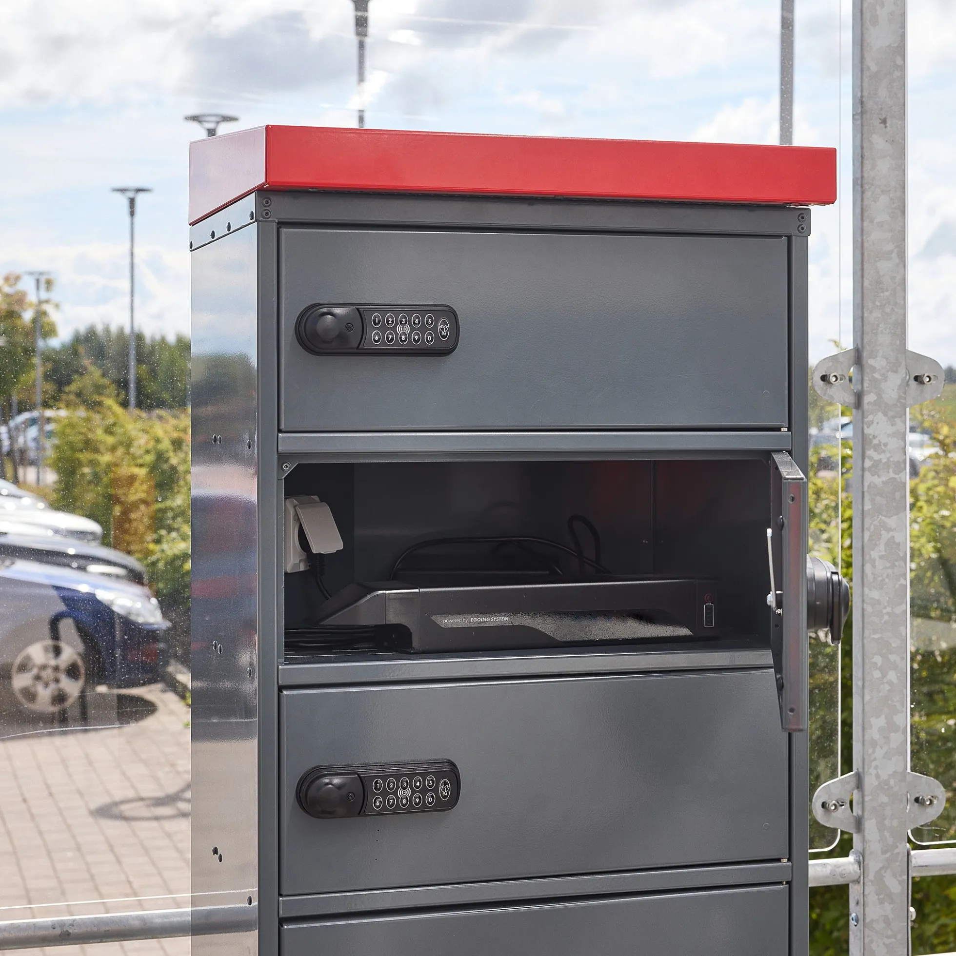 Latauskaappi sähköpyörän akuille VOLT 8 lokeroa, 1835x514x455 mm, tummanharmaa