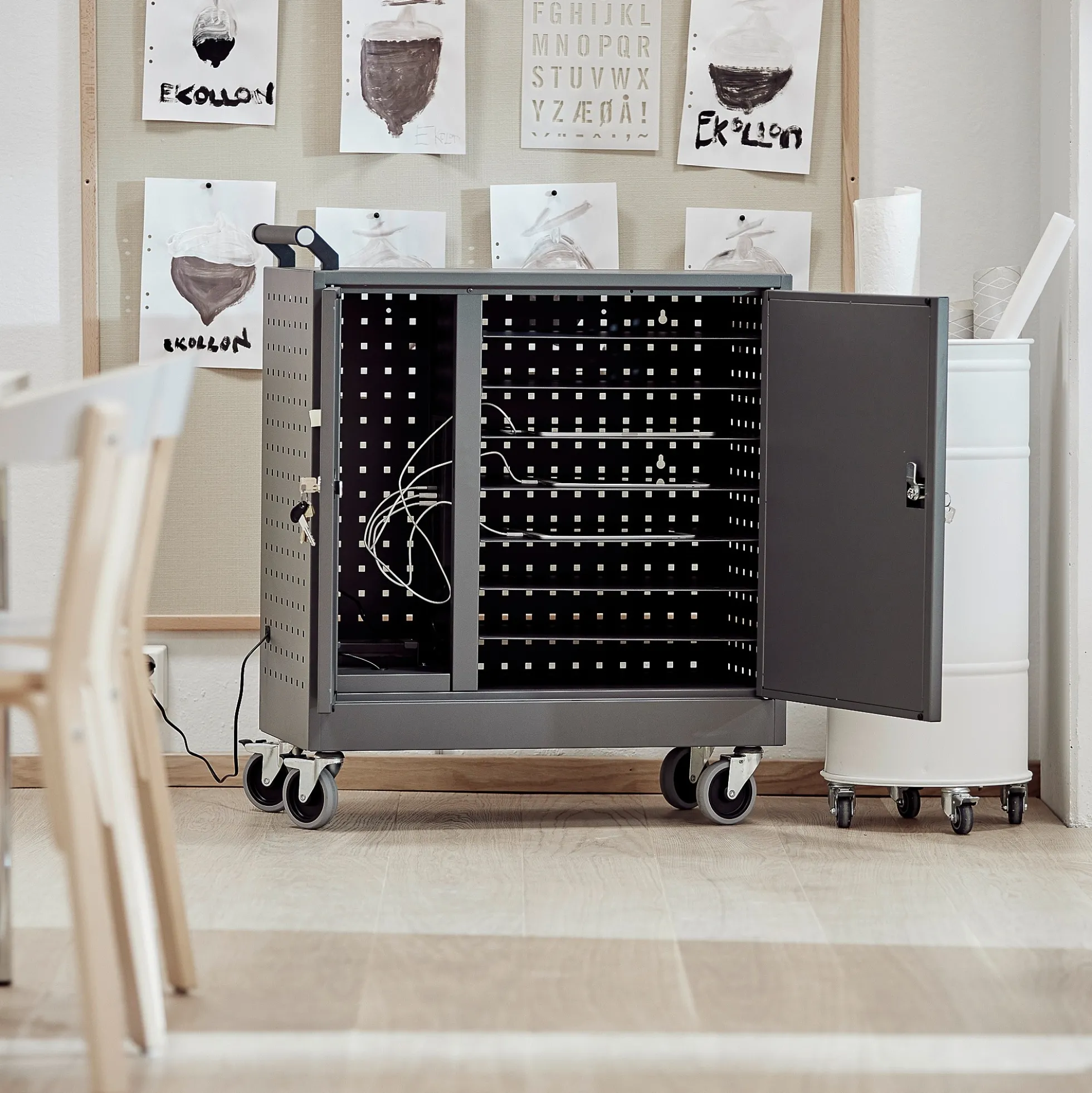 Latausvaunu lukulaitteille RECHARGE 835x760x350 mm, tummanharmaa