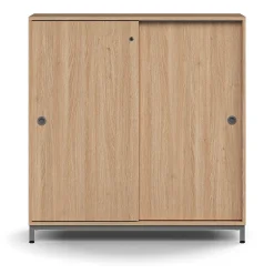Liukuovikaappi QBUS Lukollinen, 2 hyllytasoa, jalusta, kahvat, 1252x1200x400 mm, hopeanharmaa, tammi