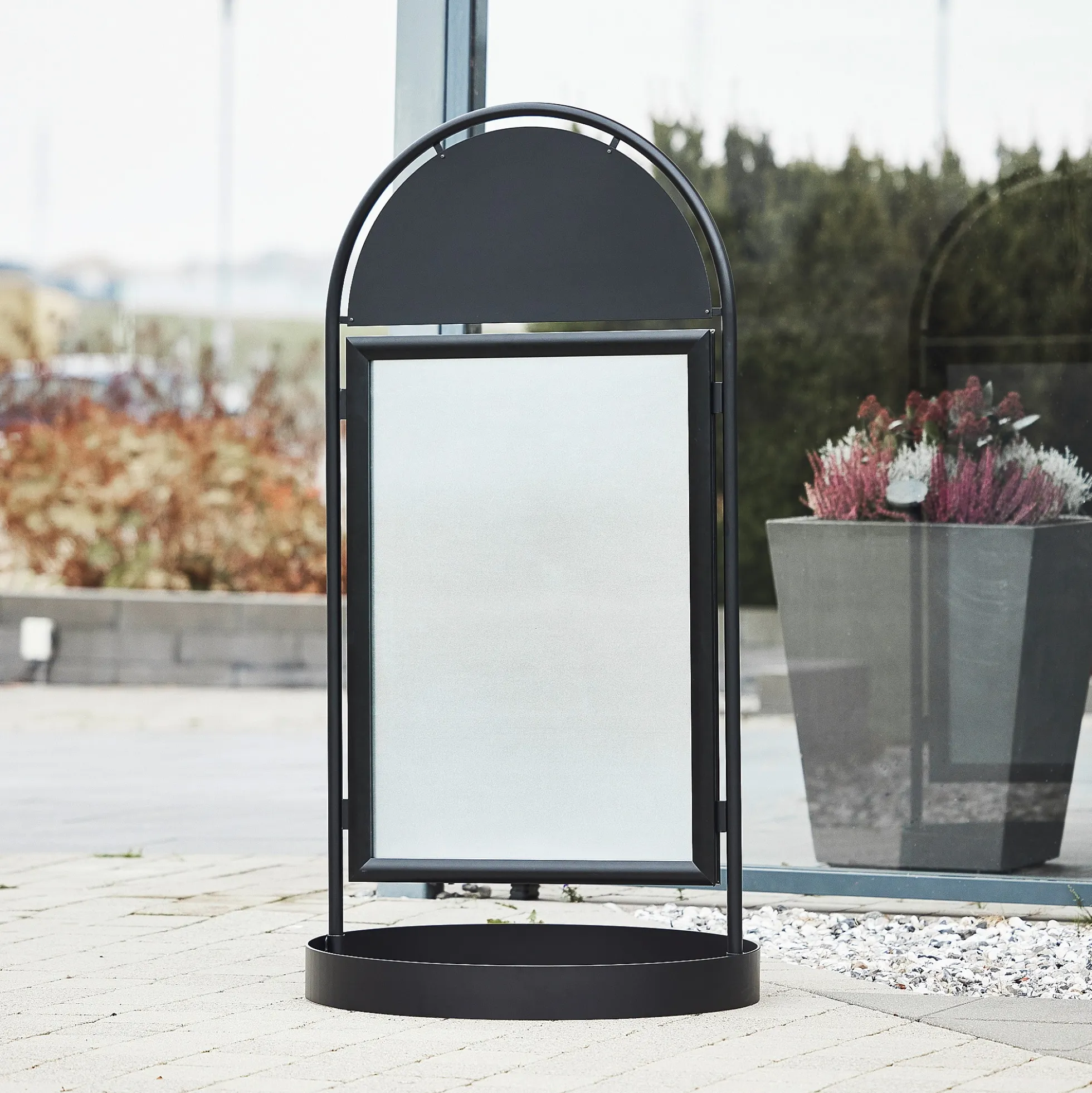 Mainosteline Logopaikka, 700x1000 mm, musta