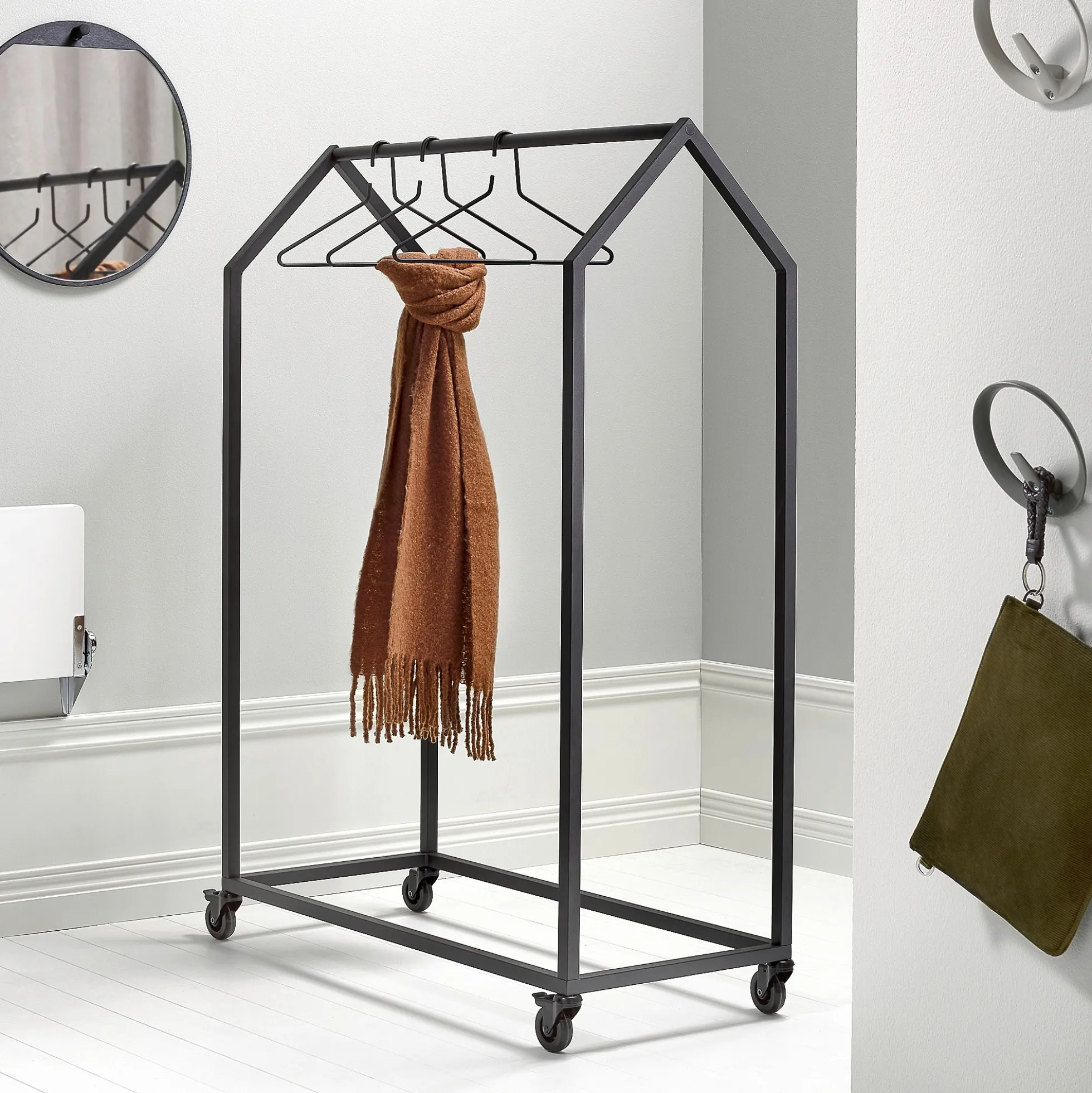 Naulakko CLOTHING HOUSE Pyörällinen, musta