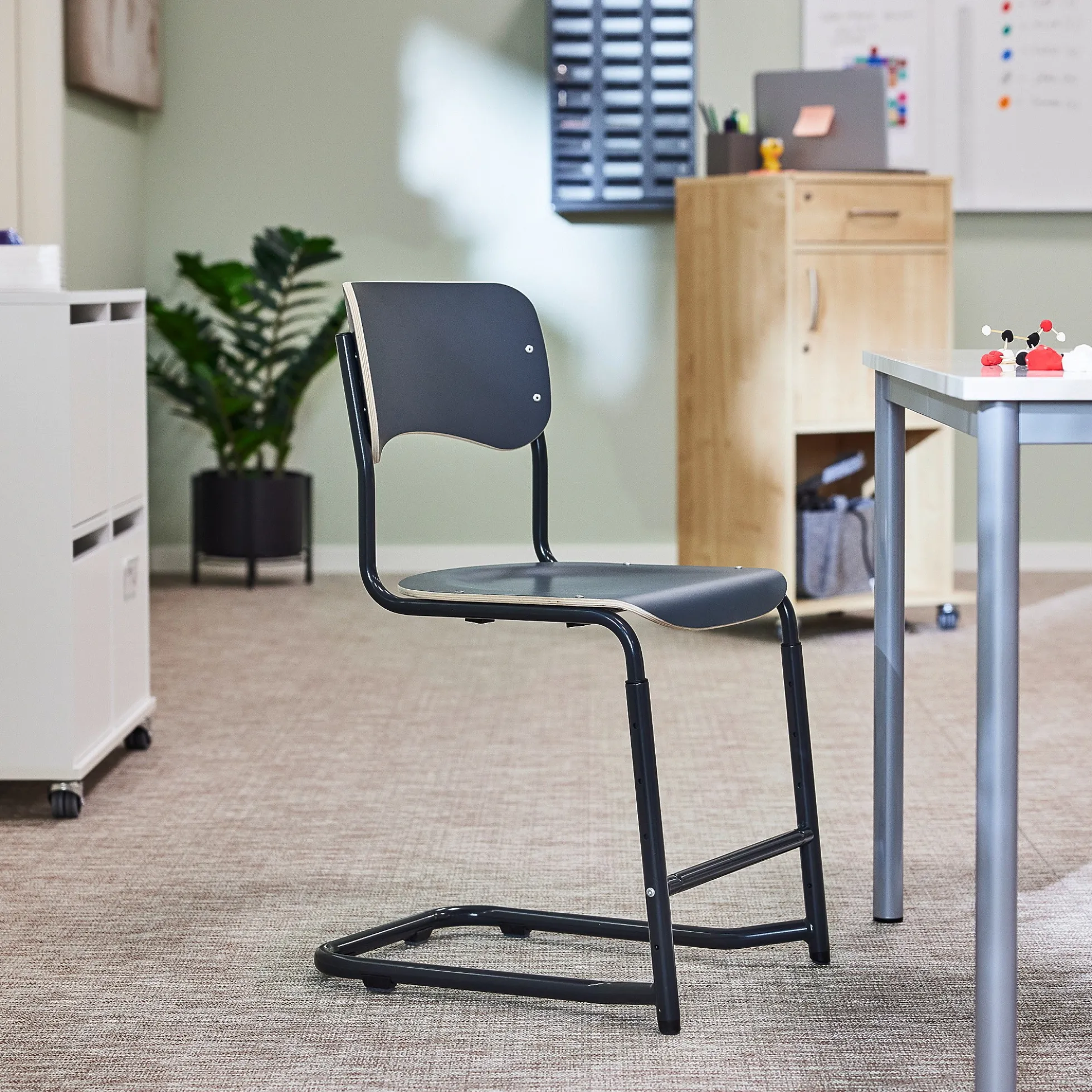 Oppilastuoli ELEVATE Säädettävä korkeus 460–640 mm, antrasiitti