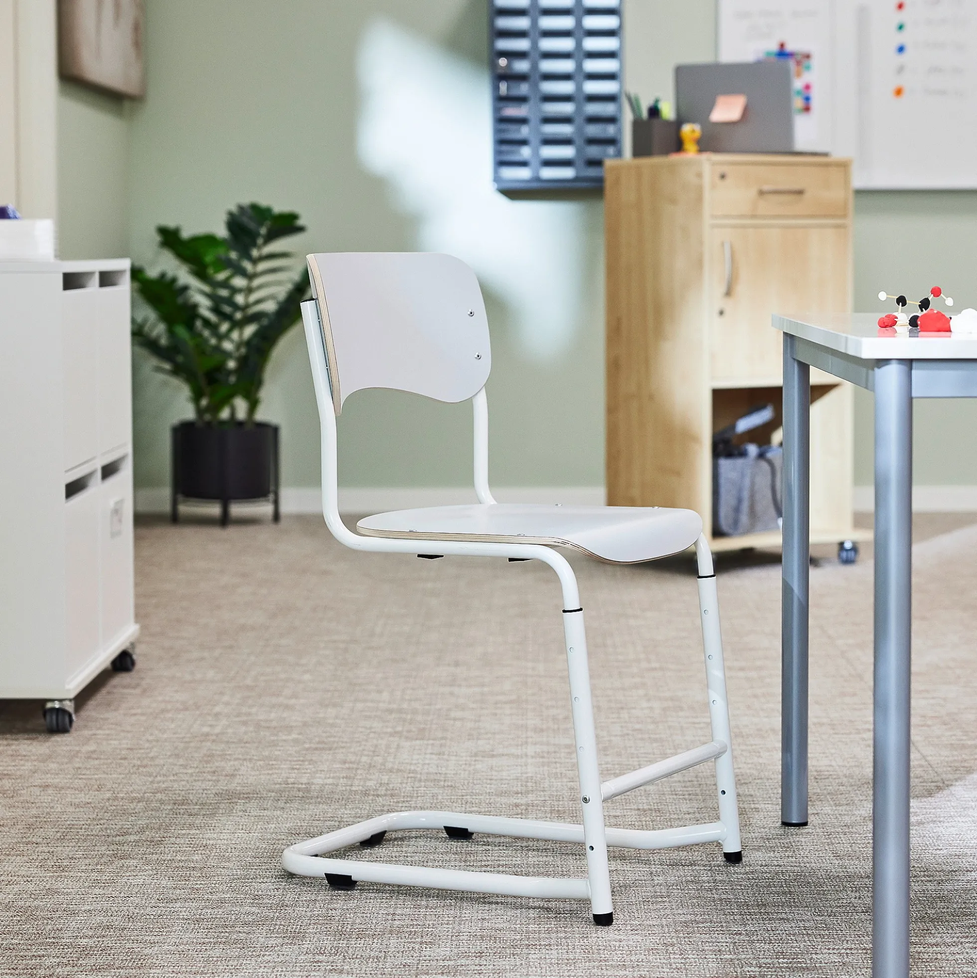 Oppilastuoli ELEVATE Säädettävä korkeus 460–640 mm, valkoinen/harmaa