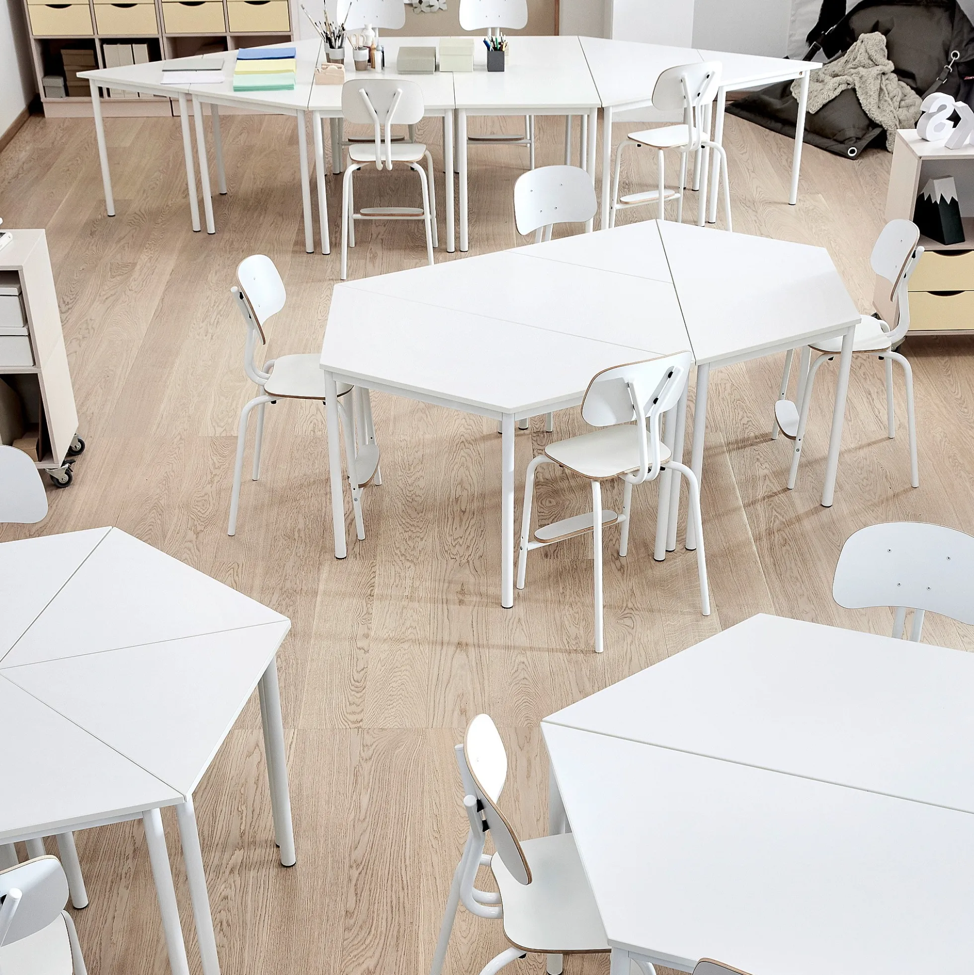 Pöytä BORÅS TRAPETS 1400x700x720 mm, valkoinen laminaatti, valkoinen