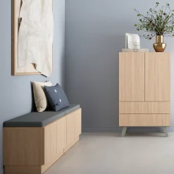 Säilytyspenkki QBUS Sokkeli, ponnahdussalpa, 534x800x420 mm, tammi, harmaa tyyny