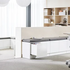 Säilytyspenkki QBUS Sokkeli, ponnahdussalpa, 534x800x420 mm, valkoinen, harmaa tyyny