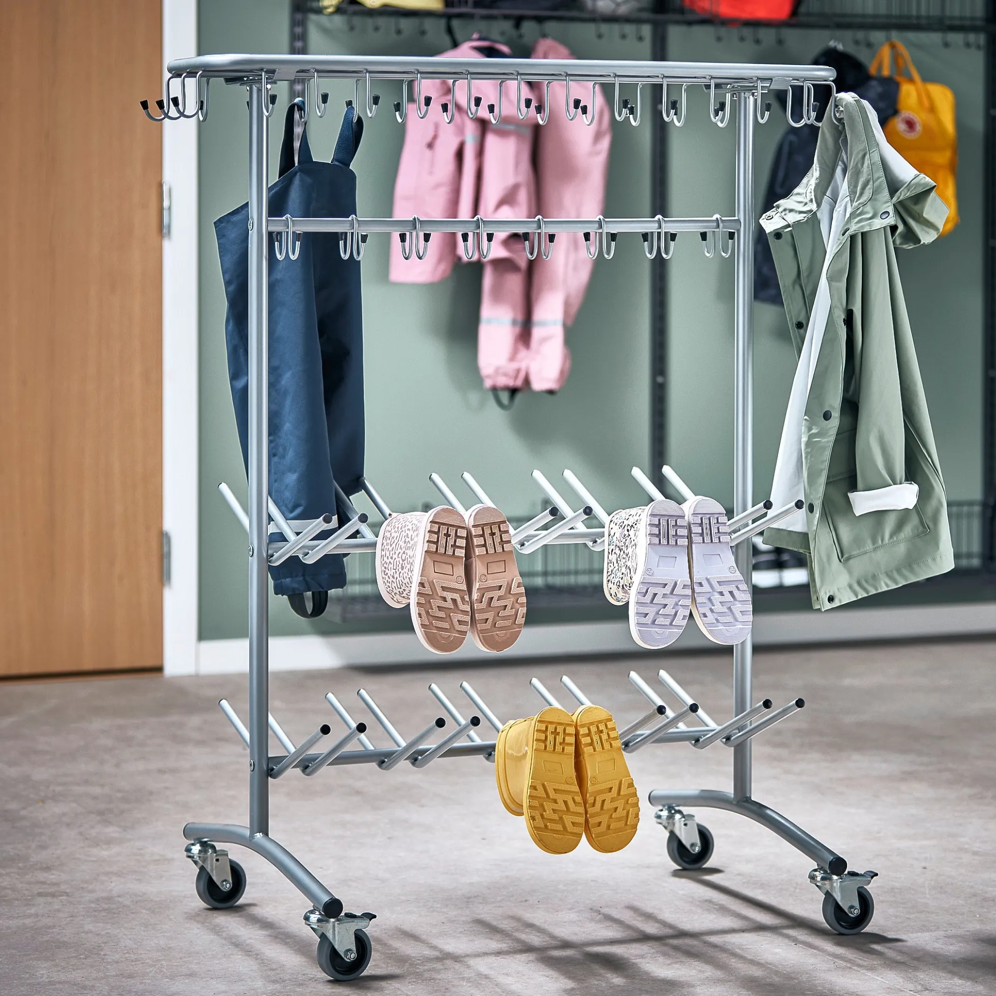 Vaate- ja kenkäteline NELLY Pyörällinen, hopeanharmaa